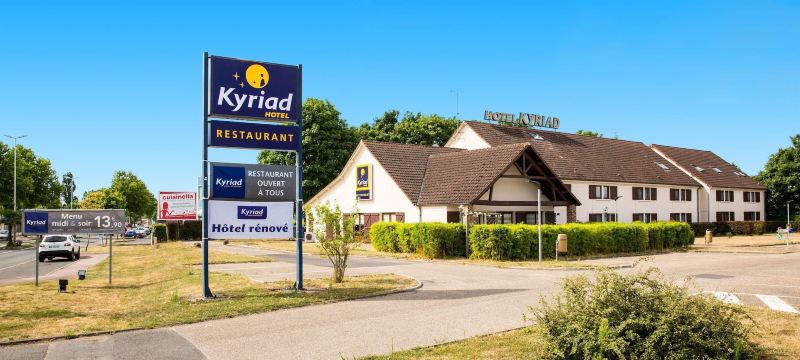 Vue extérieure de l'hôtel Kyriad Montargis Amilly et de son enseigne