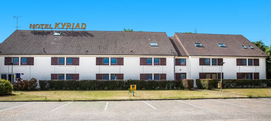 Façade de l'hôtel avec le parking