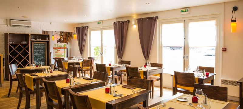 Salle du petit-déjeuner avec ses tables dressées